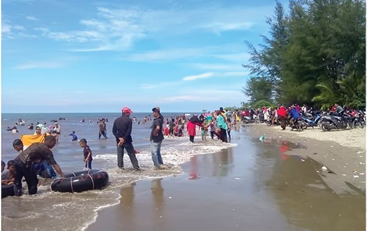 pantai-rukui-atam-dipadati-ribuan-wisatawan