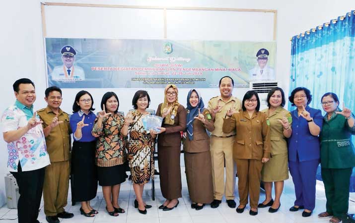 parulian-serahkan-buku-ke-perpustakaan-medan