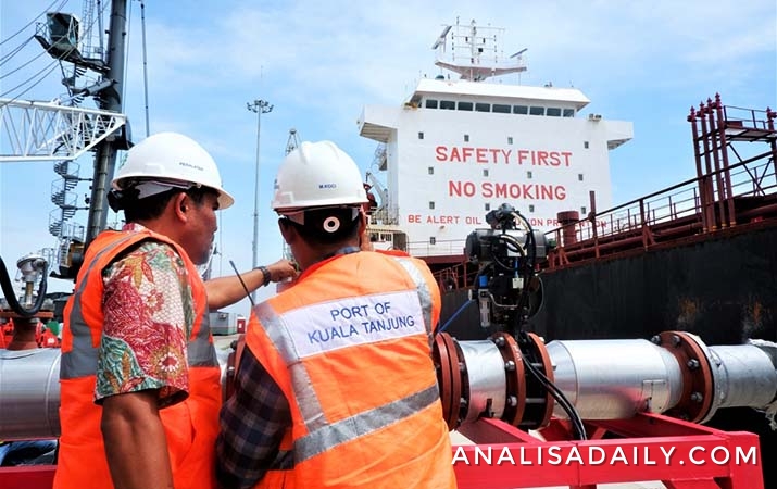 layanan-bongkar-muat-curah-cair-di-pelabuhan-kuala-tanjung-siap-beroperasi