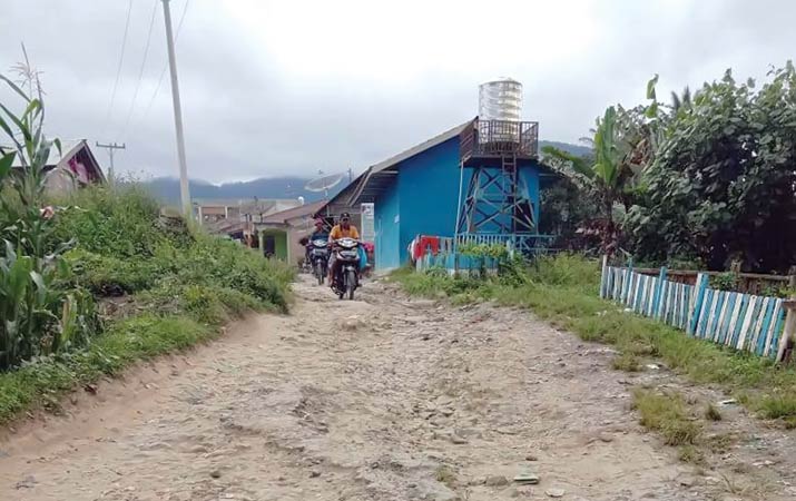 jalan-rusak-wilayah-juhar-sangat-memprihatinkan