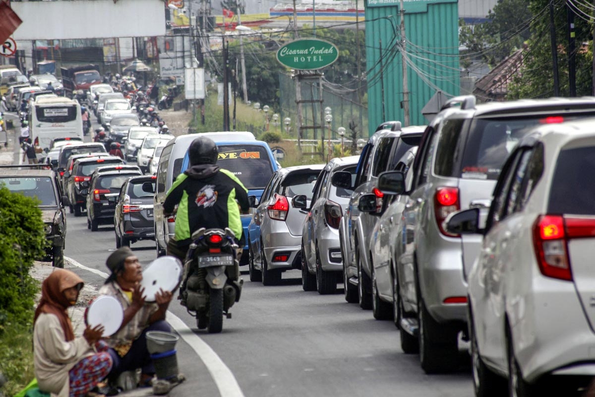 Foto Kepadatan Kendaraan di Jalur Puncak Bogor Nasional 